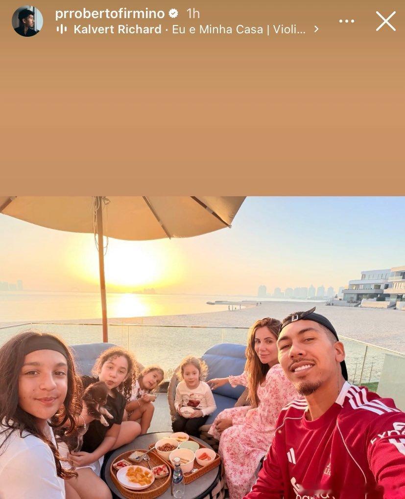 菲尔米诺全家聚会，费米还身穿利物浦的球衣 