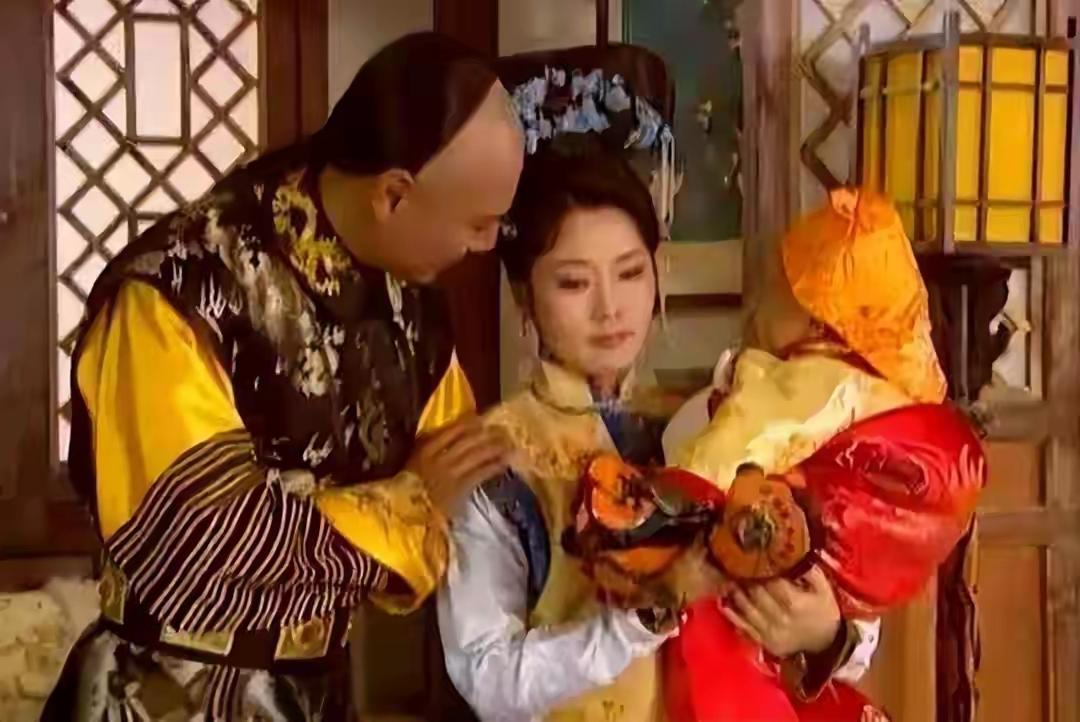 皇太极爱将老婆送人，孝庄并不得宠为何留了下来？
 
谁都觉得皇太极这操作离谱，放