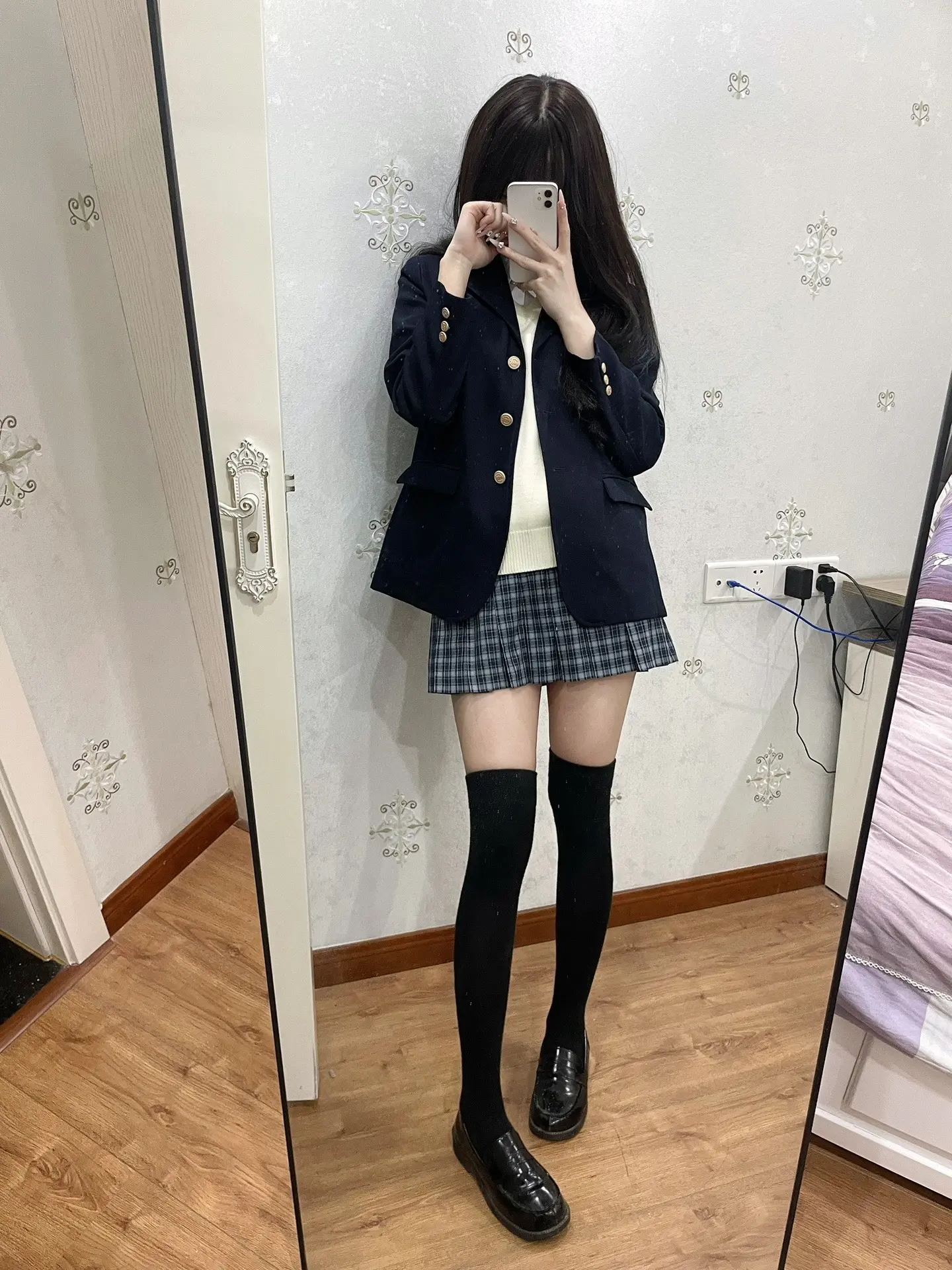 我无法回答那些尖锐的话 除了眼泪只剩沉默