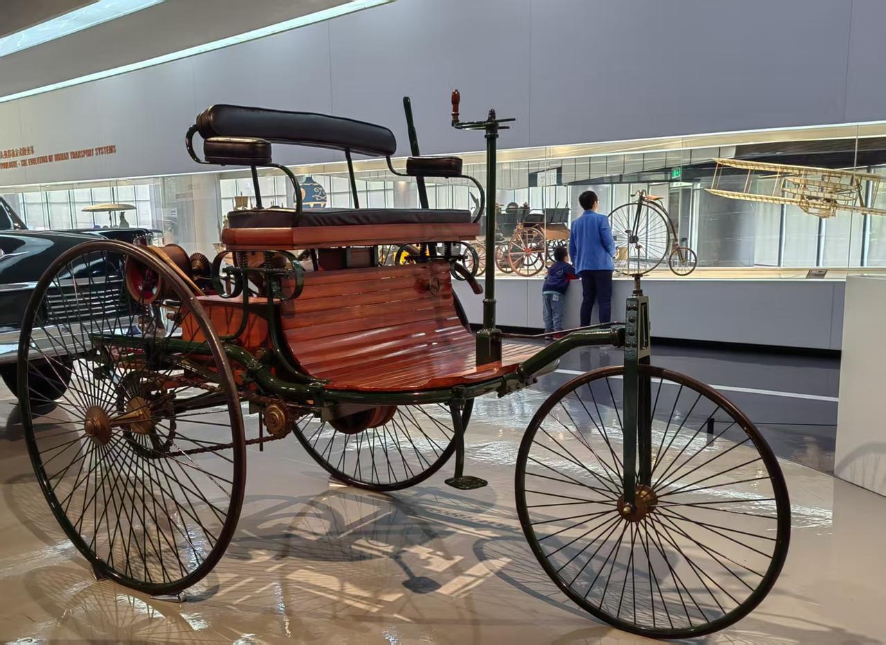 走进上海汽车博物馆古董车馆，​约2000平方米展区，时间跨度百余年、近40款珍贵