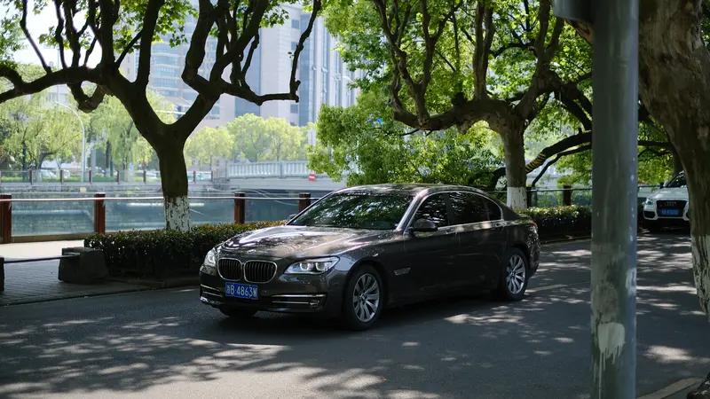 宝马5系和7系,差距到底有多大? 宝马5系和7系差距还挺大。从定位看，7系是旗舰
