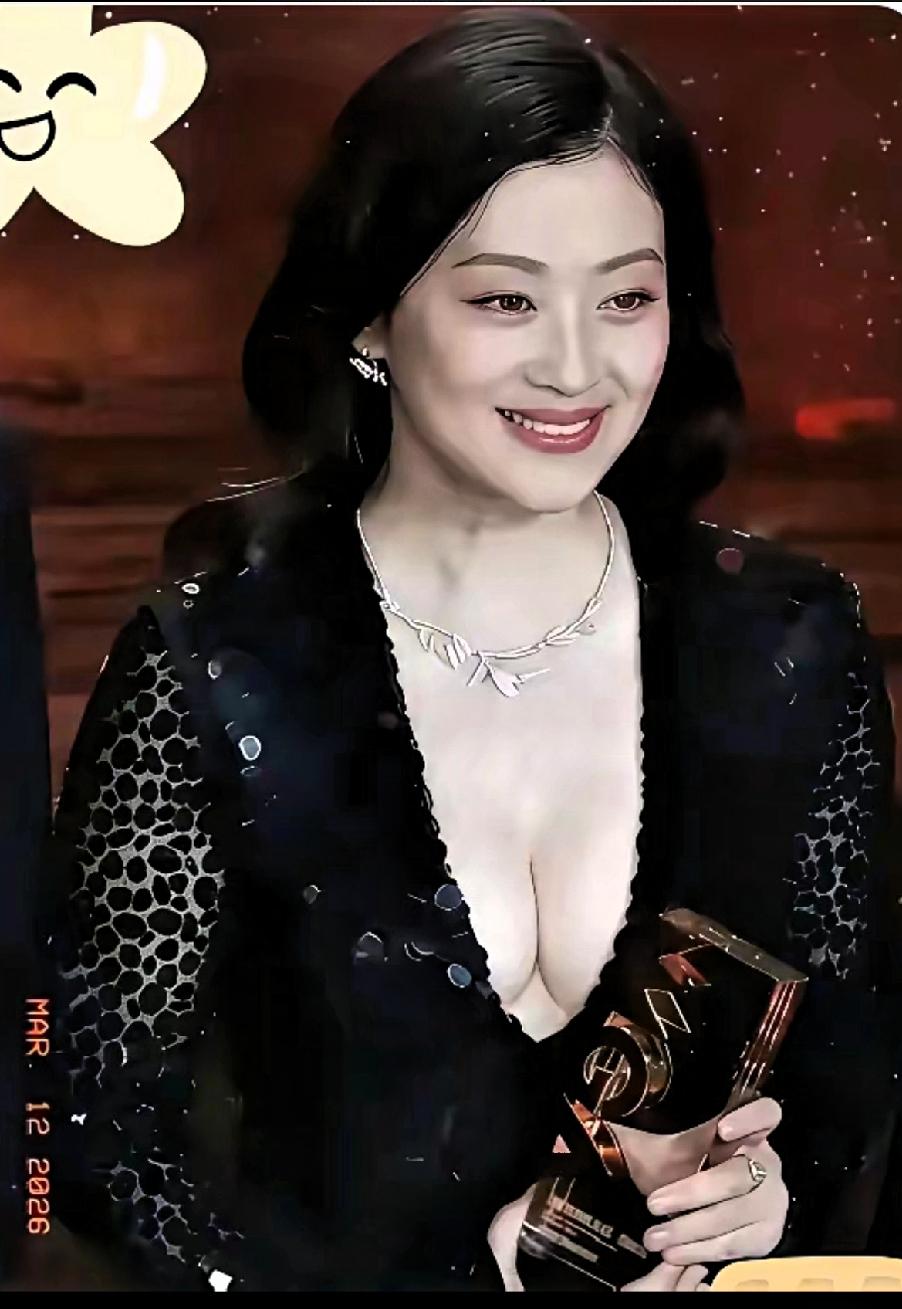 刚刷到梅婷这张照片到，不知道真假，这样穿着挺大胆的，
梅婷人美，形象好，本来很好