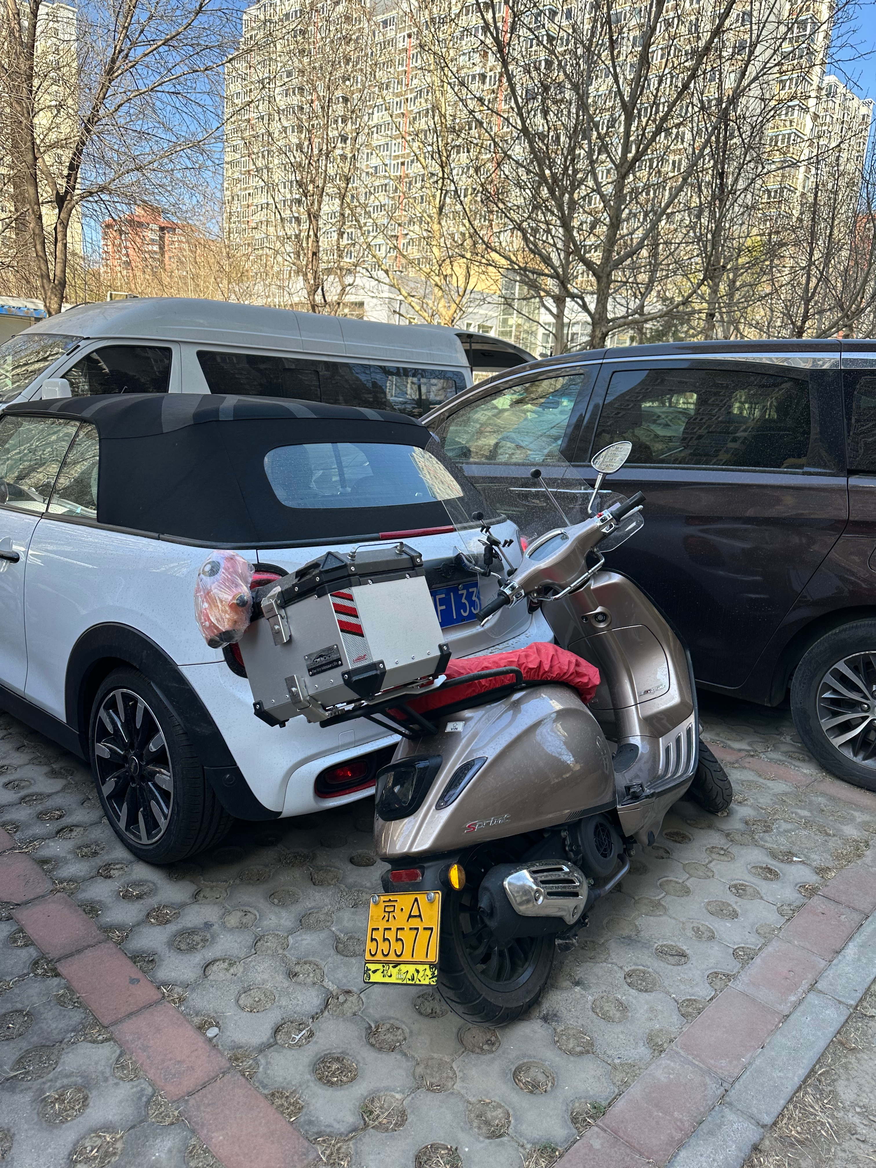 车若初见 一个四轮一个两轮，刚好占一个车位