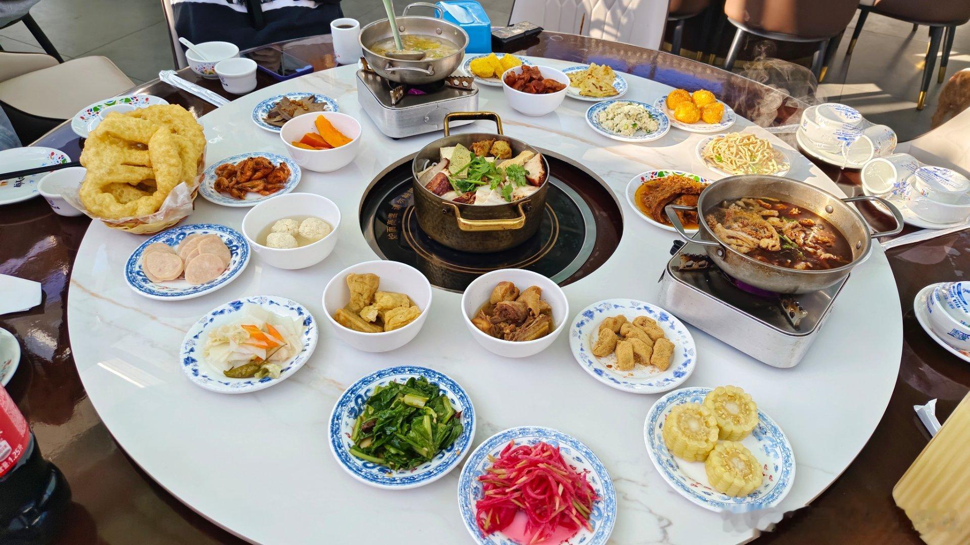 延庆豆腐宴50块钱一位，我们仨人给上了这一大桌子，还可以无限续杯。真不赖！#白话