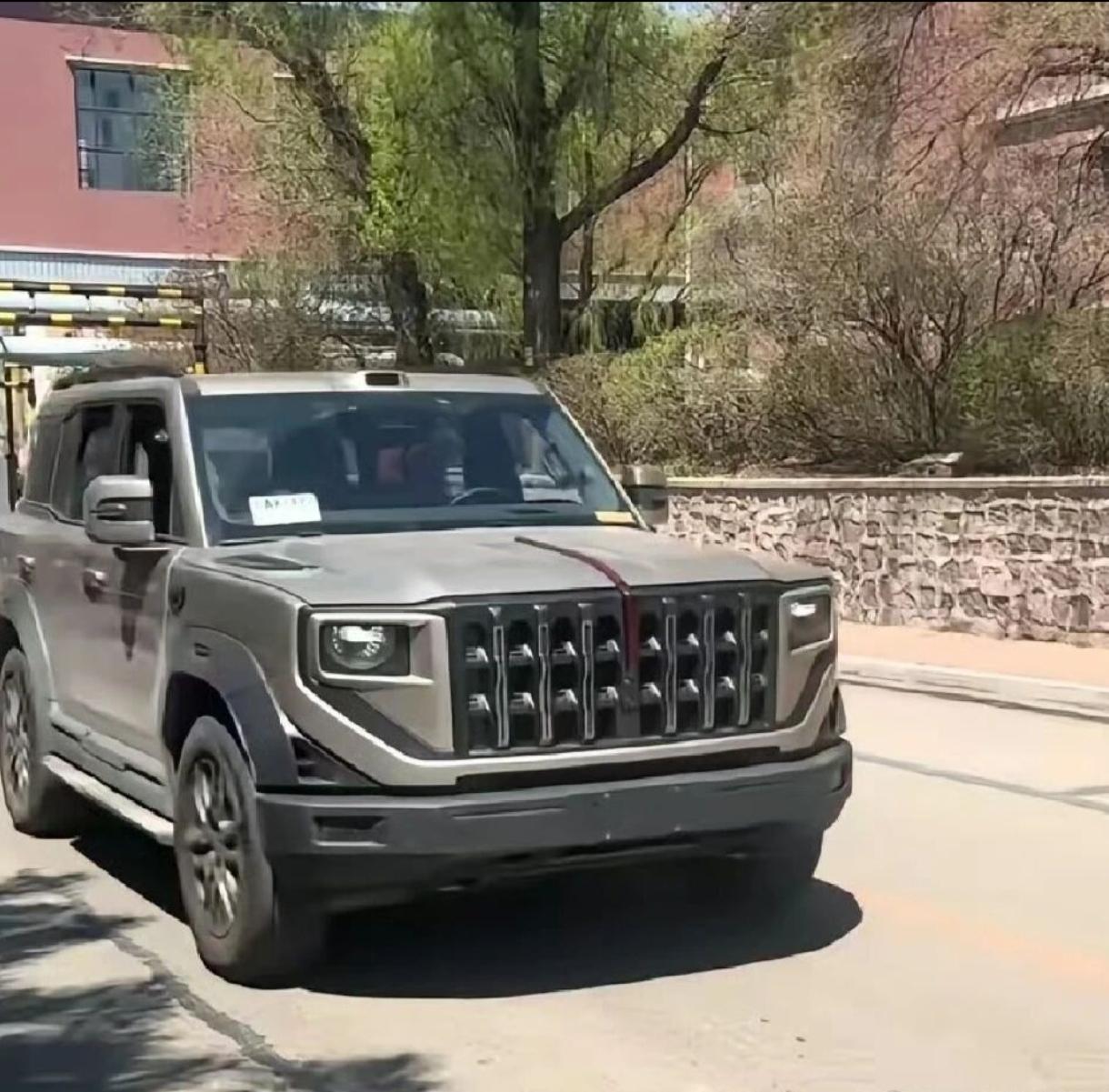 红旗两个草字飘逸灵动，民族特色，很有看头。非要搞一条红线，还要搞一个像酒杯一样的