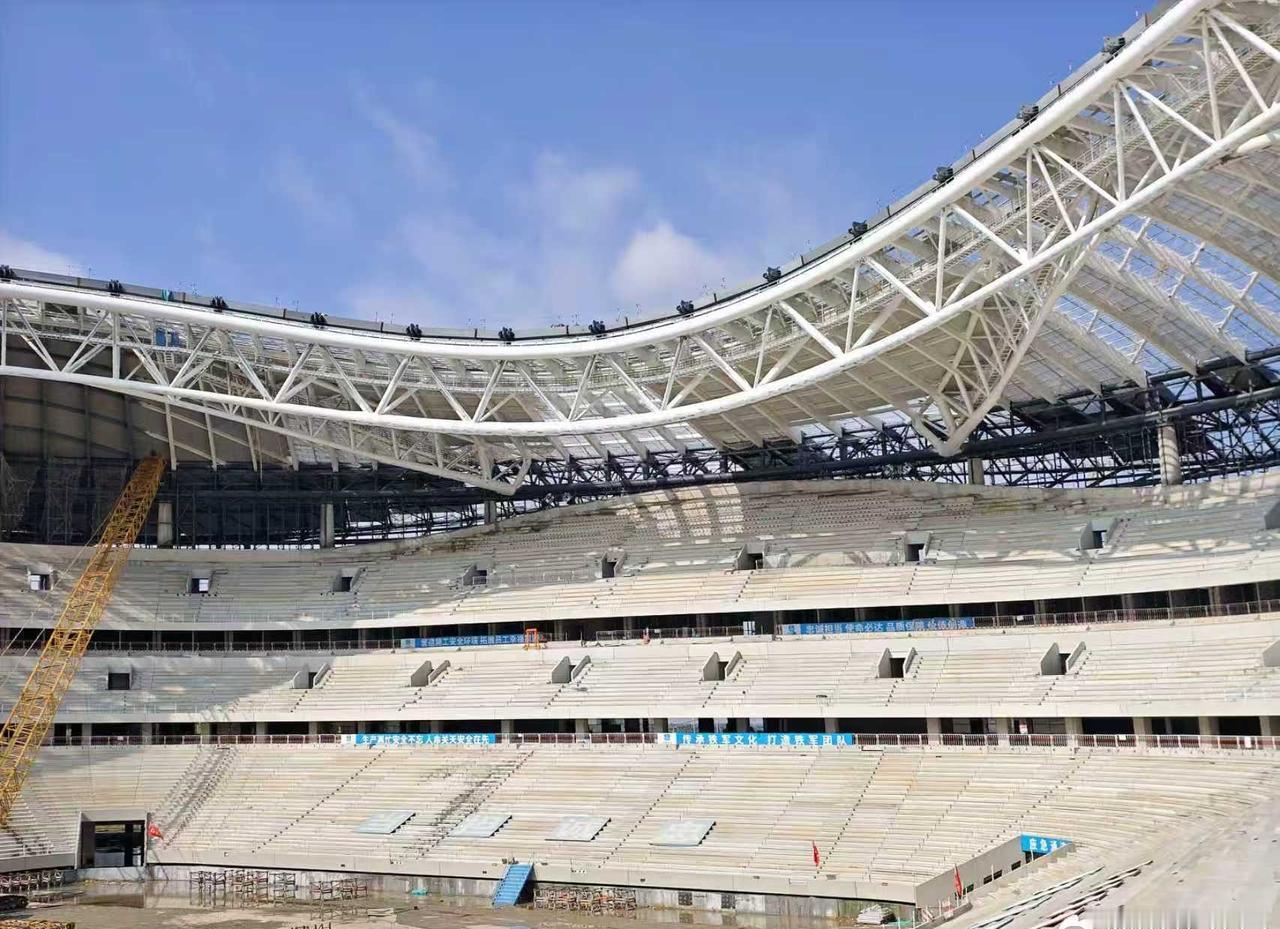 创新建证美好【@广大球迷！黄河体育场看台吊装就位】近日，中建八局承建的山东省首个