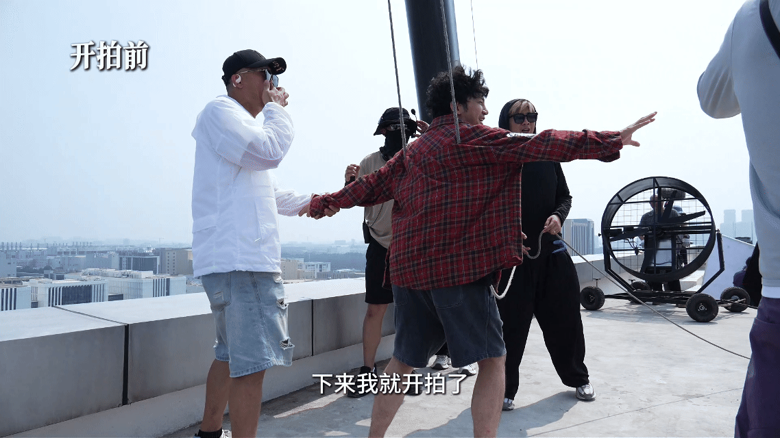 蒋龙跳楼戏蒋龙10间敢死队跳楼戏他连眼神里的死灰感都精准拿捏，不是夸张的喊叫，是