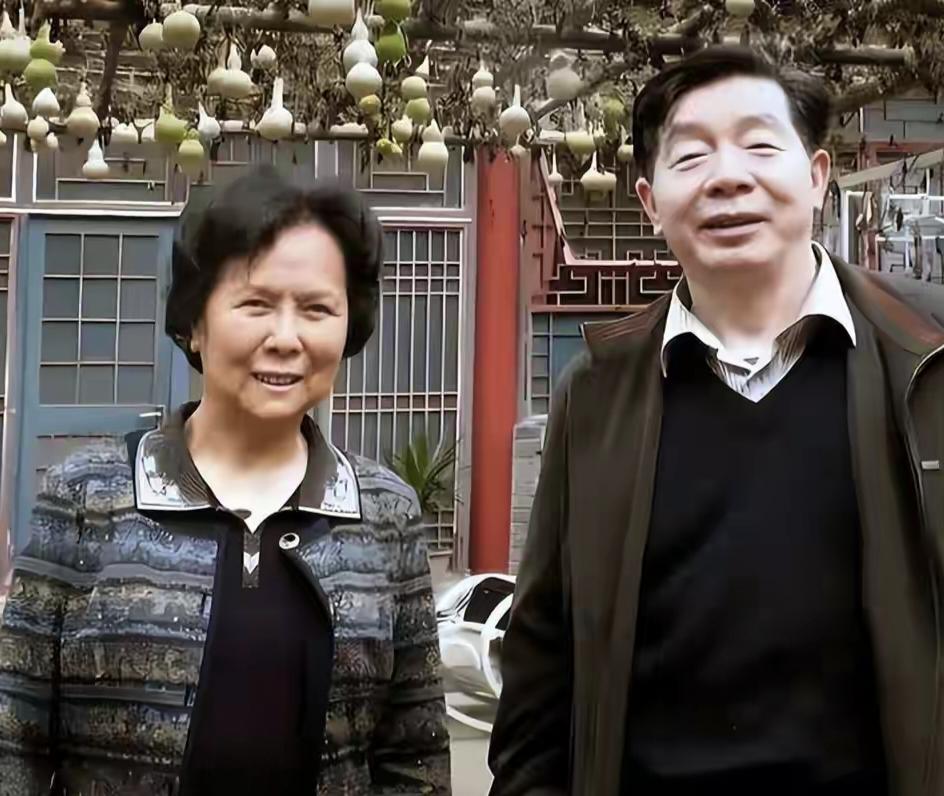 王崇秋说：我和杨洁结婚，因为相差14岁她还有三个孩子所以大家都不看好，还找我们谈