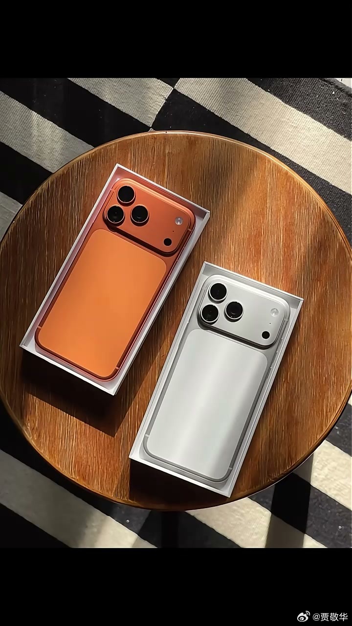 刚才听老家的邻居说，隔壁乡镇的人订婚要买苹果手机，还要最新款。邻居亲戚家小孩子订