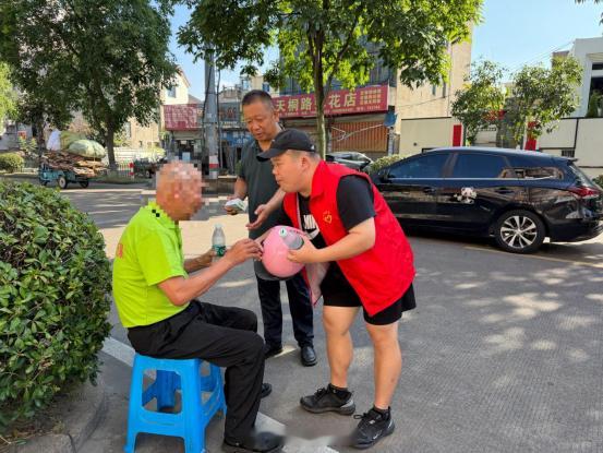 高温天老人摔倒路边台州这群人出手了 近日，台州天台桃源社区网格员在天桐路巡查时，