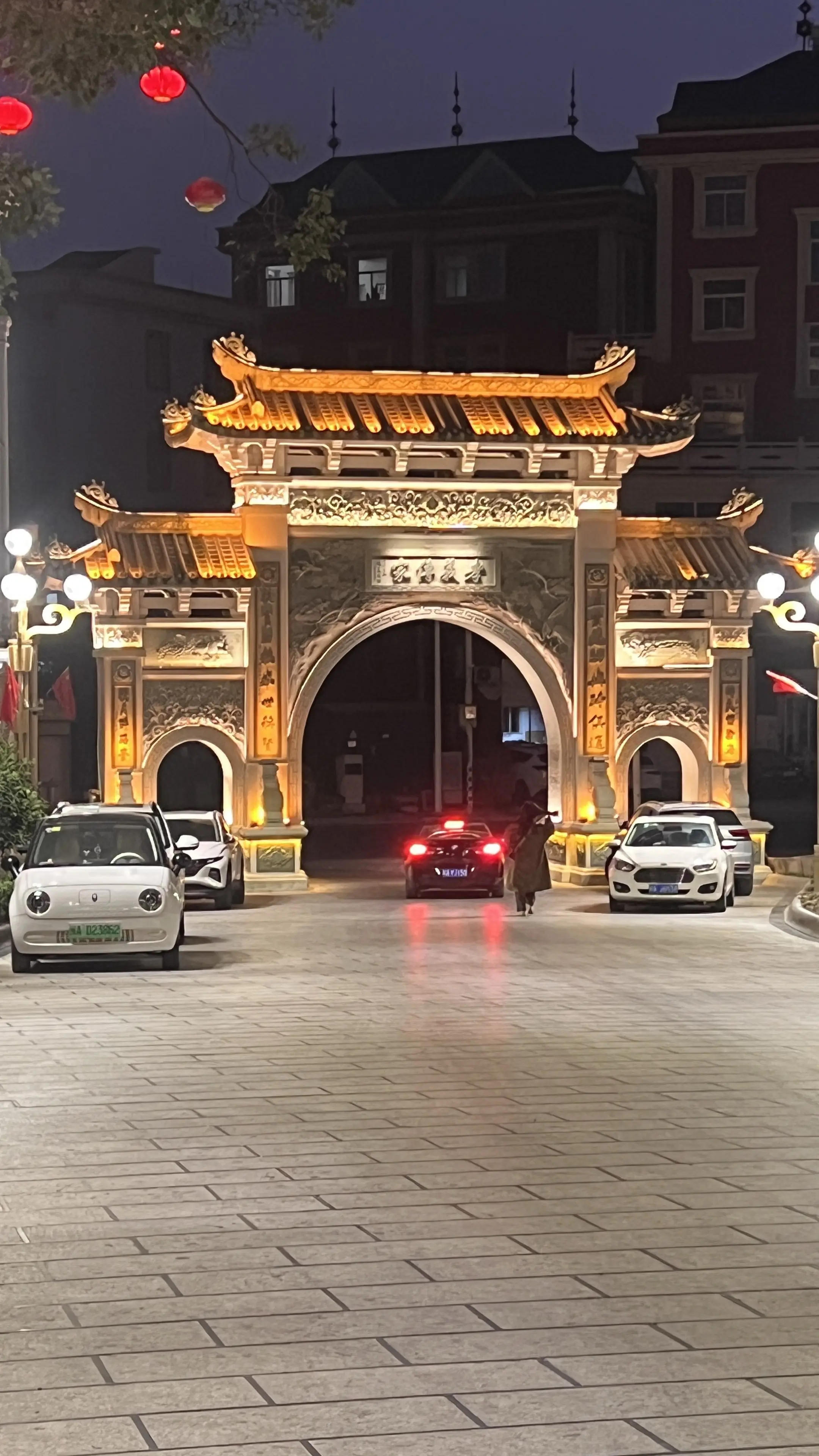 传世大门。无石材不豪宅，豪门出大户