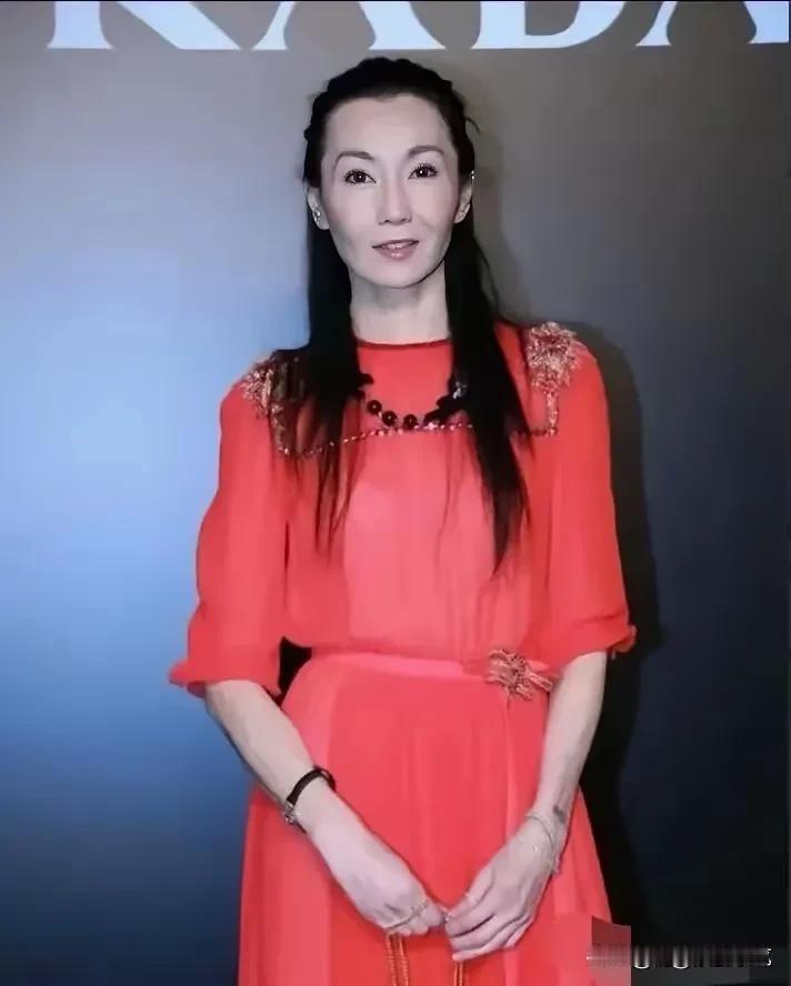 我的天呐！她咋成了这样子？都瘦得脱相了！与当年的她相比，简直是天壤之别。
都说一