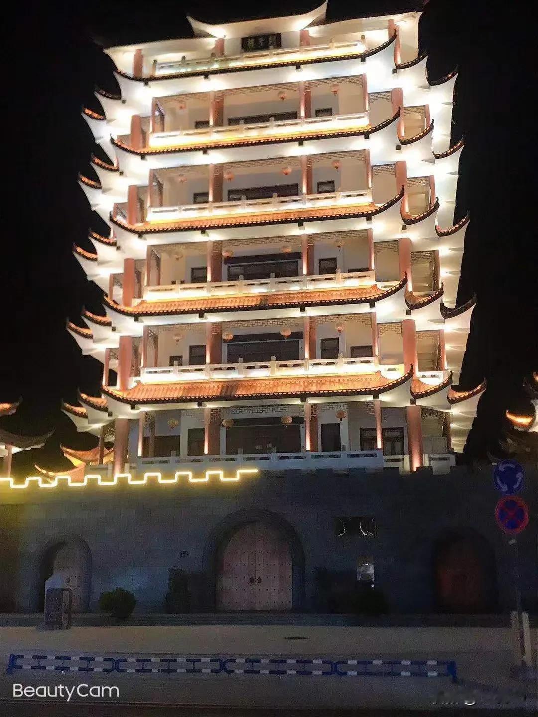 一生很短，不过晨昏与春秋，一生所求，不过平安即自由，长路漫漫，终有归途，在这路遥
