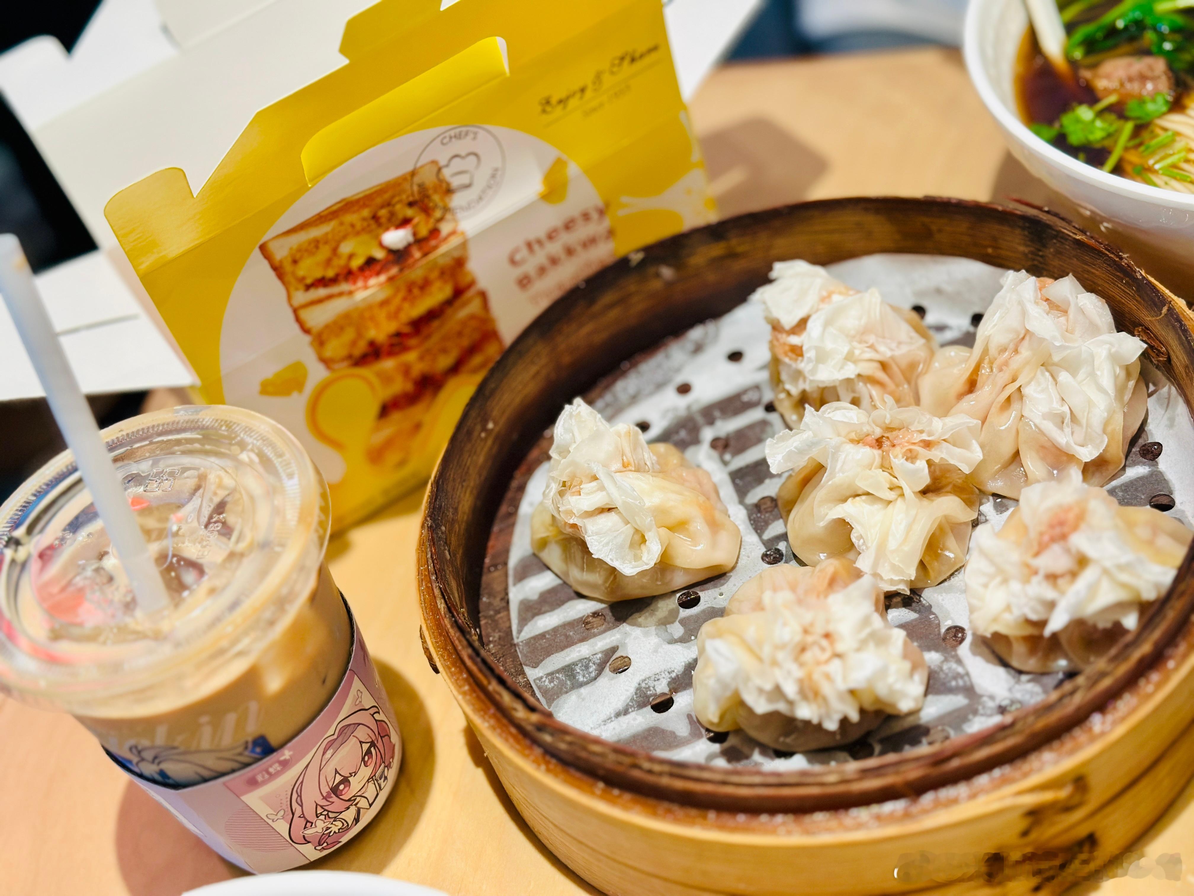 和一起解锁了大兴机场三件套，老舍茶馆的杏仁豆腐牛乳茶（安检后大小董里面有），我刚
