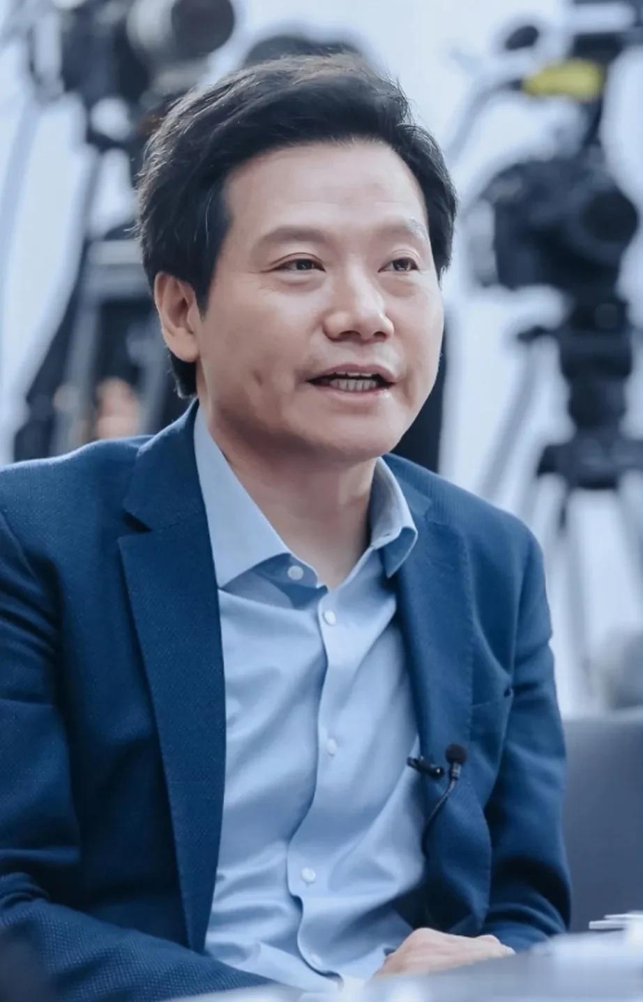 杨澜问雷军:据我了解，你30几岁就实现了财务自由，干嘛还要创业做手机啊？雷军说: