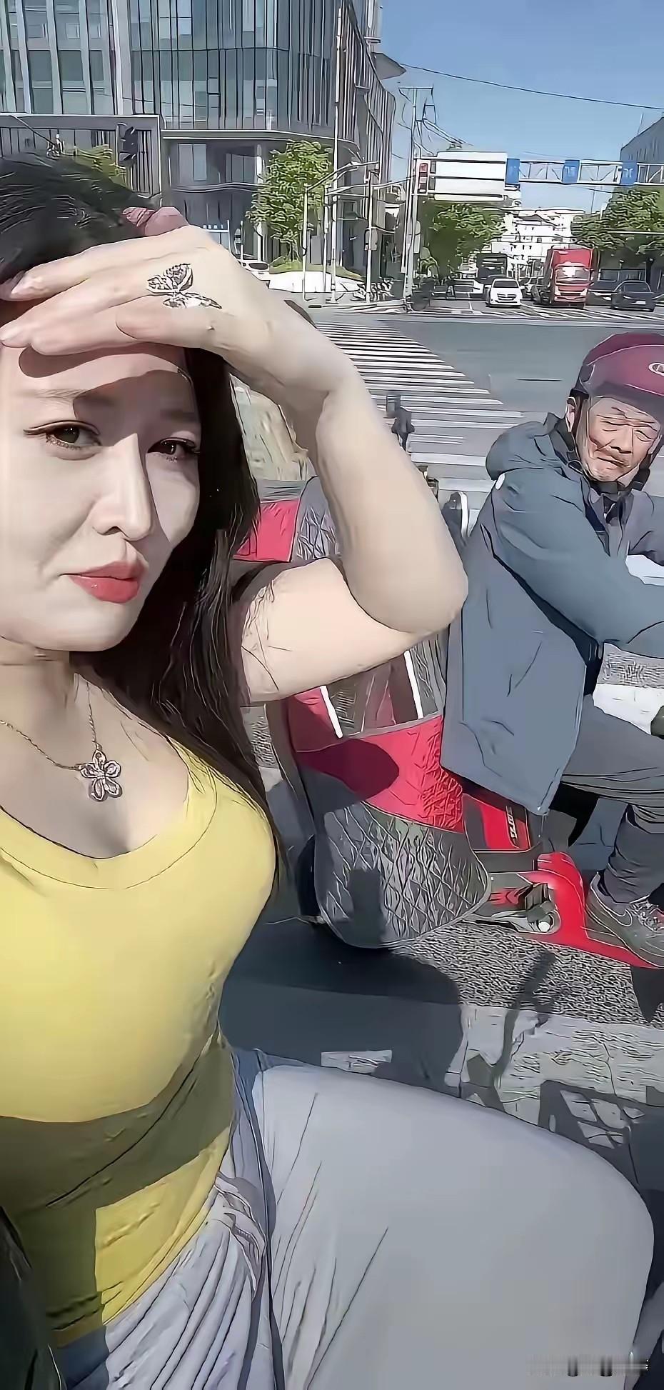 一同等绿灯时，大爷立马发现美女，直勾勾的眼神让这美女非常不自在。
   若年轻小