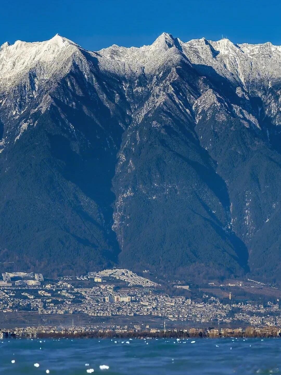 摄影大赛一等奖作品被指AI生成雪山千古冷，独照峨眉峰诸君看这个是什么生成的？ 