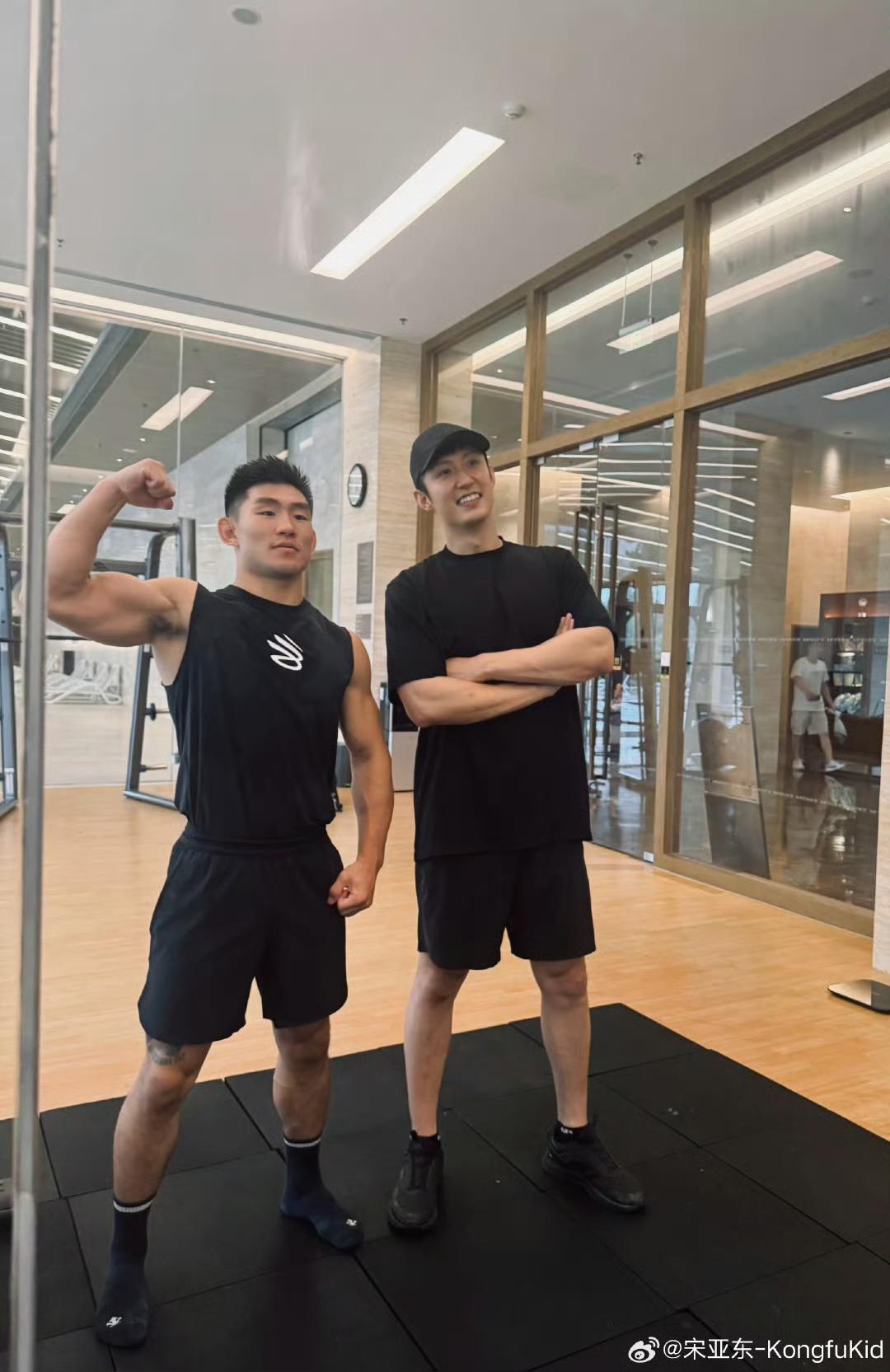 黄景瑜好大只啊，连UFC格斗选手宋亚东在他面前都成了一小只。站在一块儿，那身高差