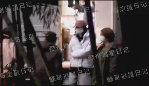 杨颖辟谣新恋情：假的！杨颖的恋情瓜，可能是小明团队为挡瓜放出来的。

杨颖新恋情