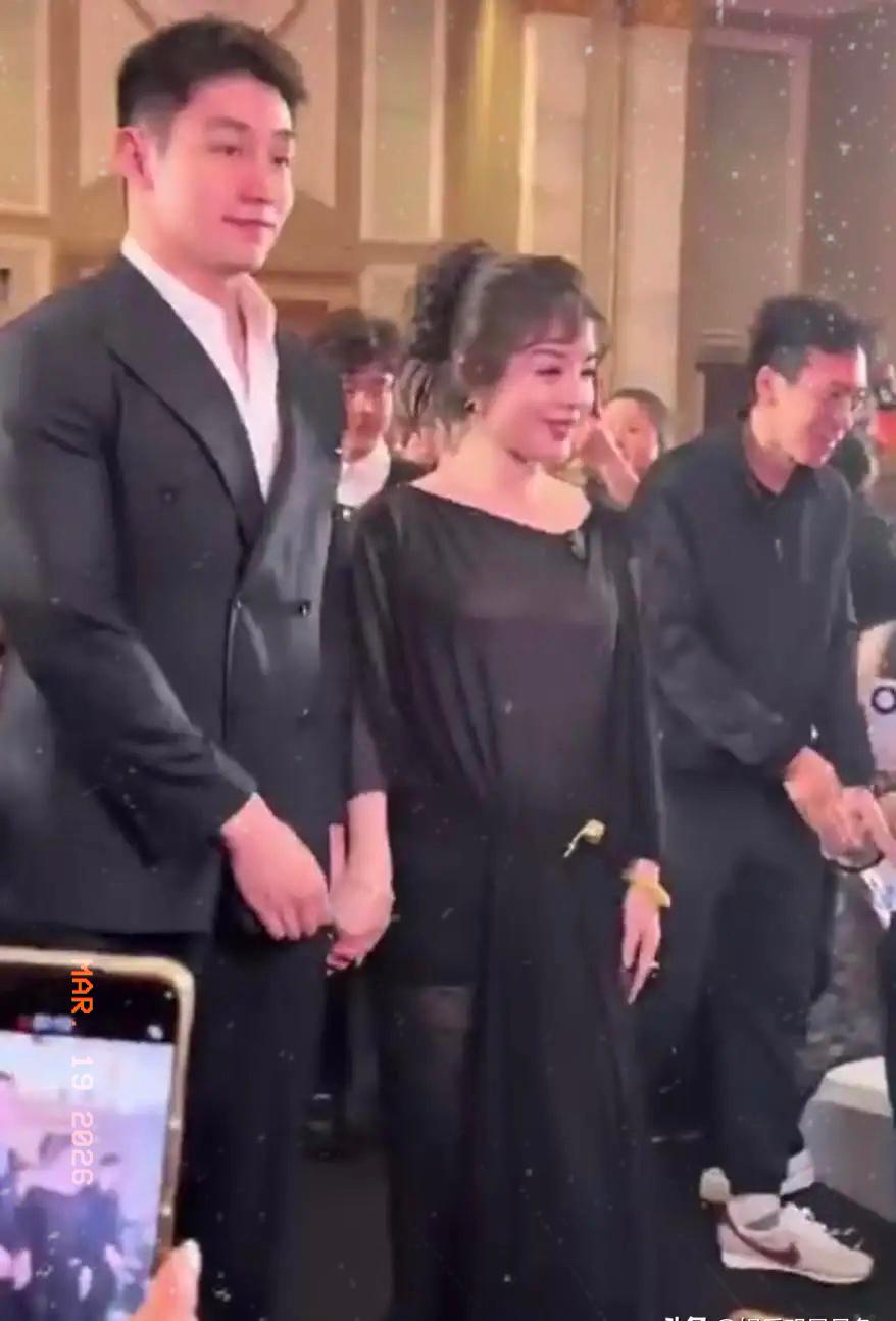 56岁身价数十亿，五婚嫁小30岁鲜肉，
5000万彩礼她给，还要赴美生子！
医美