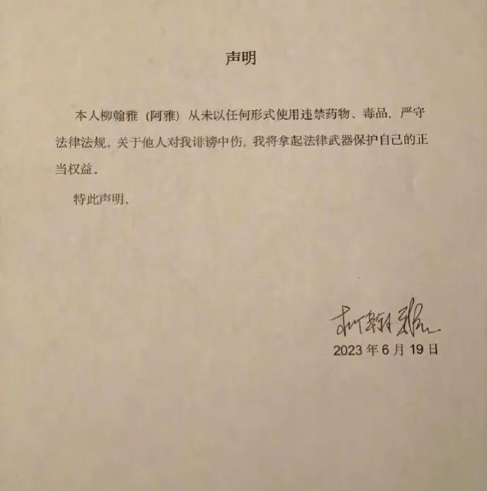 当曾宝仪把黄子佼从小S手里抢来时，她绝对想不到：20年后她逃过一劫。

那年，小