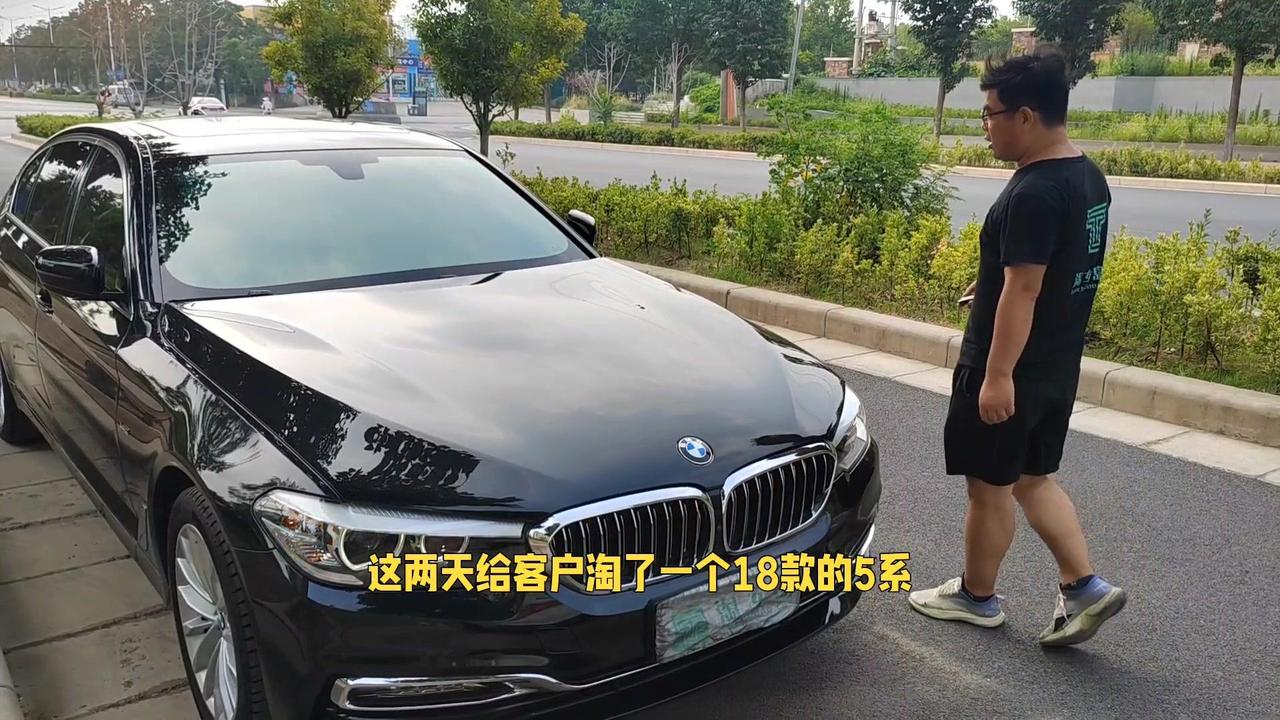 它是大改款，外观偏商务，最新款反而更年轻化。搭载B48发动机，比老款N20稳定，