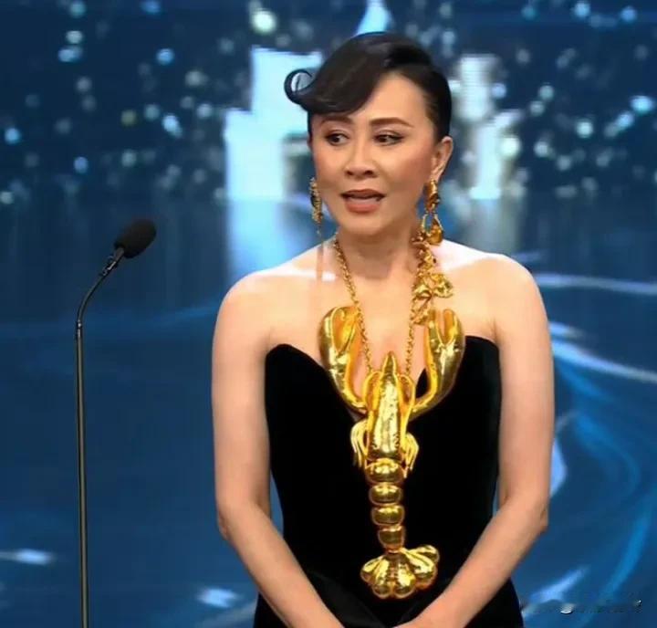 这一届的香港金像奖紧跟时代，还知道提醒老百姓，龙虾的最佳食用季节，要来了！🦞?