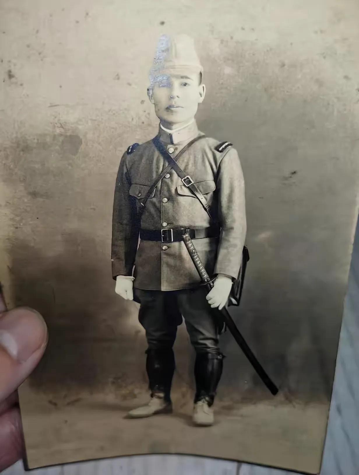 这是日本士兵的真实照片，看起来最多不会超过1.5米。就这个头，随随便便一个普通中