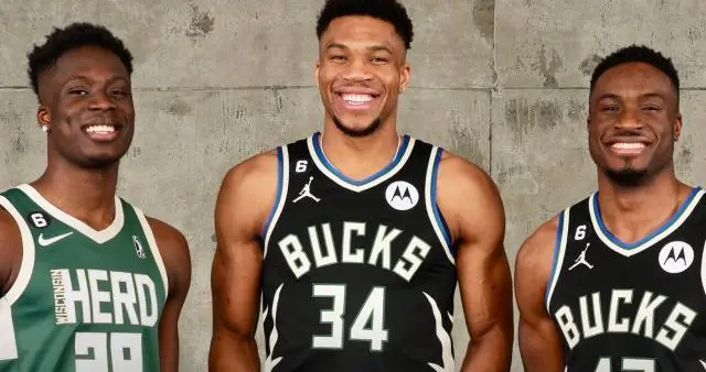 NBA历史首次！雄鹿签下字母弟 三兄弟将并肩作战
