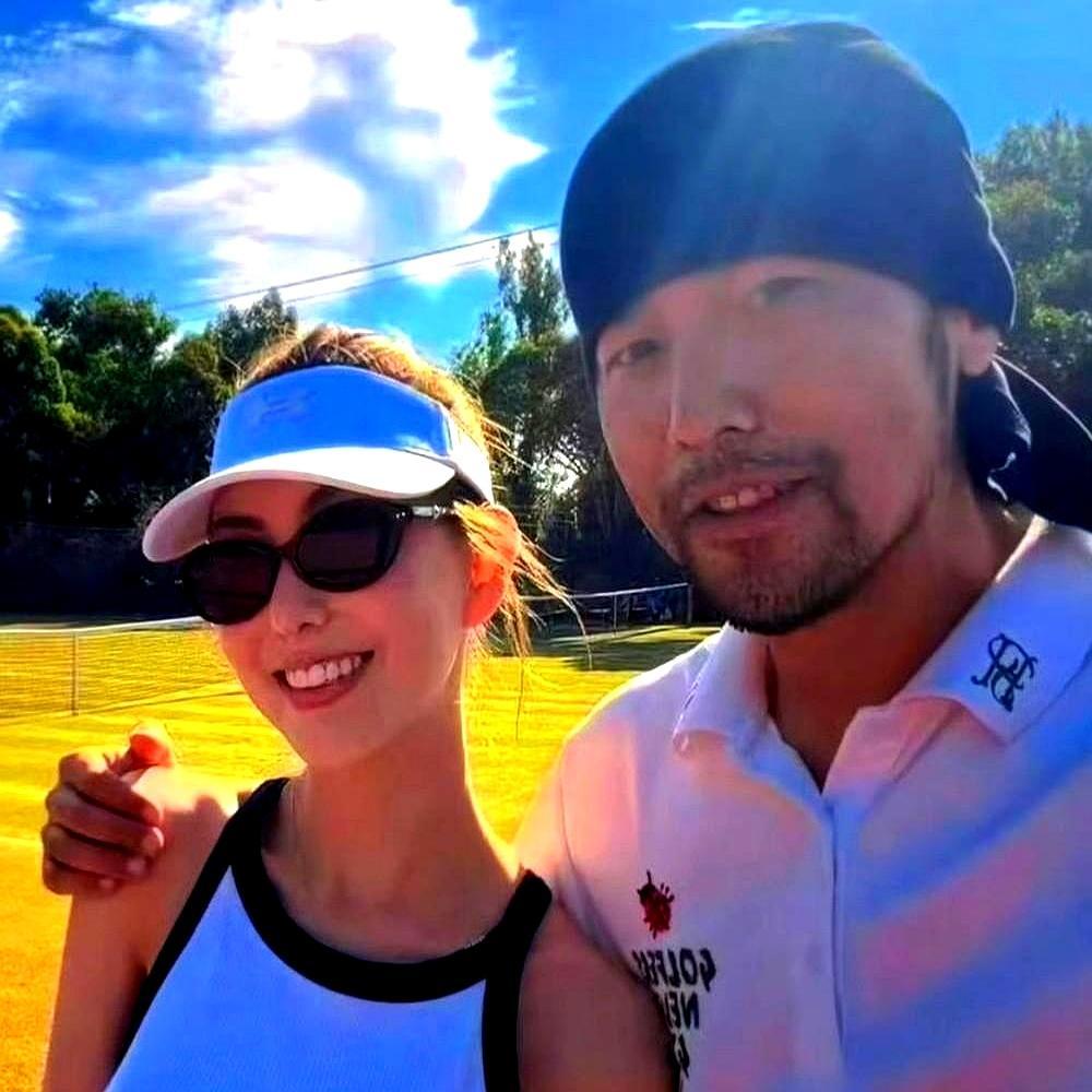 你还以为昆凌是靠嫁周杰伦翻身的灰姑娘？完全搞反了。
 
周杰伦强直确诊25年，发