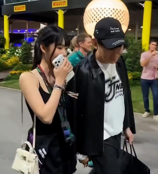 10月11日晚新加坡F1散场，林俊杰牵着23岁女友七七，第一次大方直面媒体镜头。