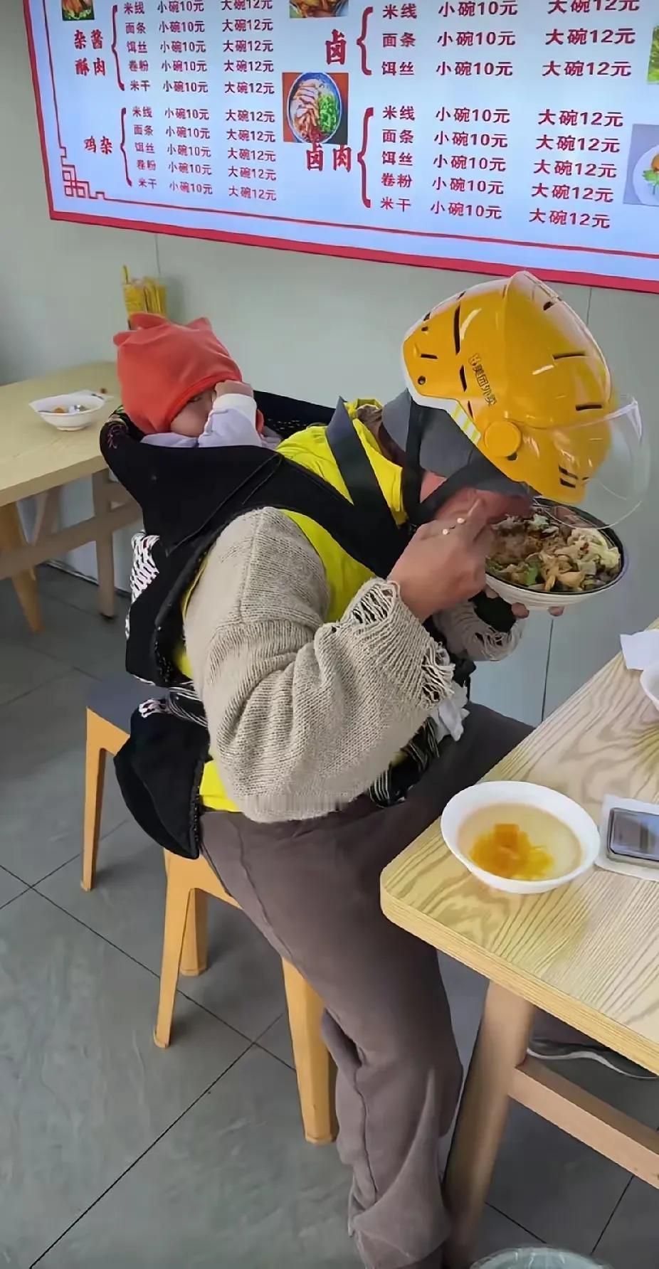 外卖小哥背上的孩子安静得让人心头发紧，袖口磨出了个小窟窿，却藏着最实在的父爱！