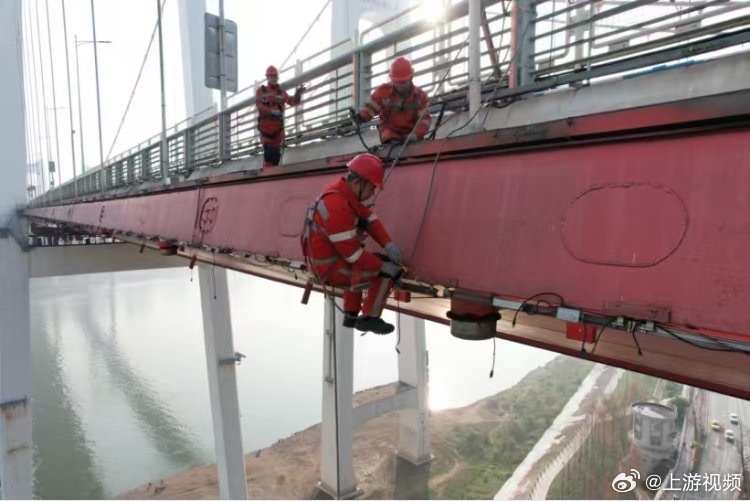 #五一氛围感重庆给你拉满#【夜景、无人机灯光秀已就位！“五一”氛围感，重庆给你拉