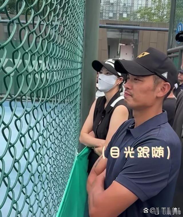 41岁林丹严肃盯着儿子比赛，我却被43岁谢杏芳惊艳到了 