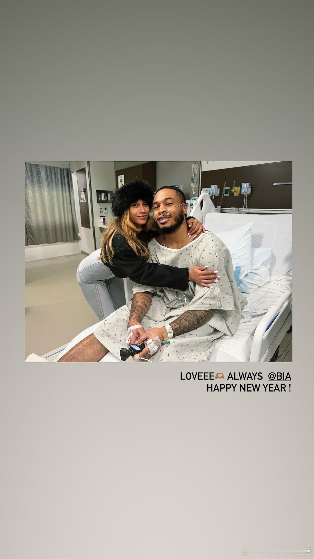 早日康复！惠特摩尔更新社媒，身穿病号服和女友共度跨年夜❤️惠特摩尔此前被诊断出右