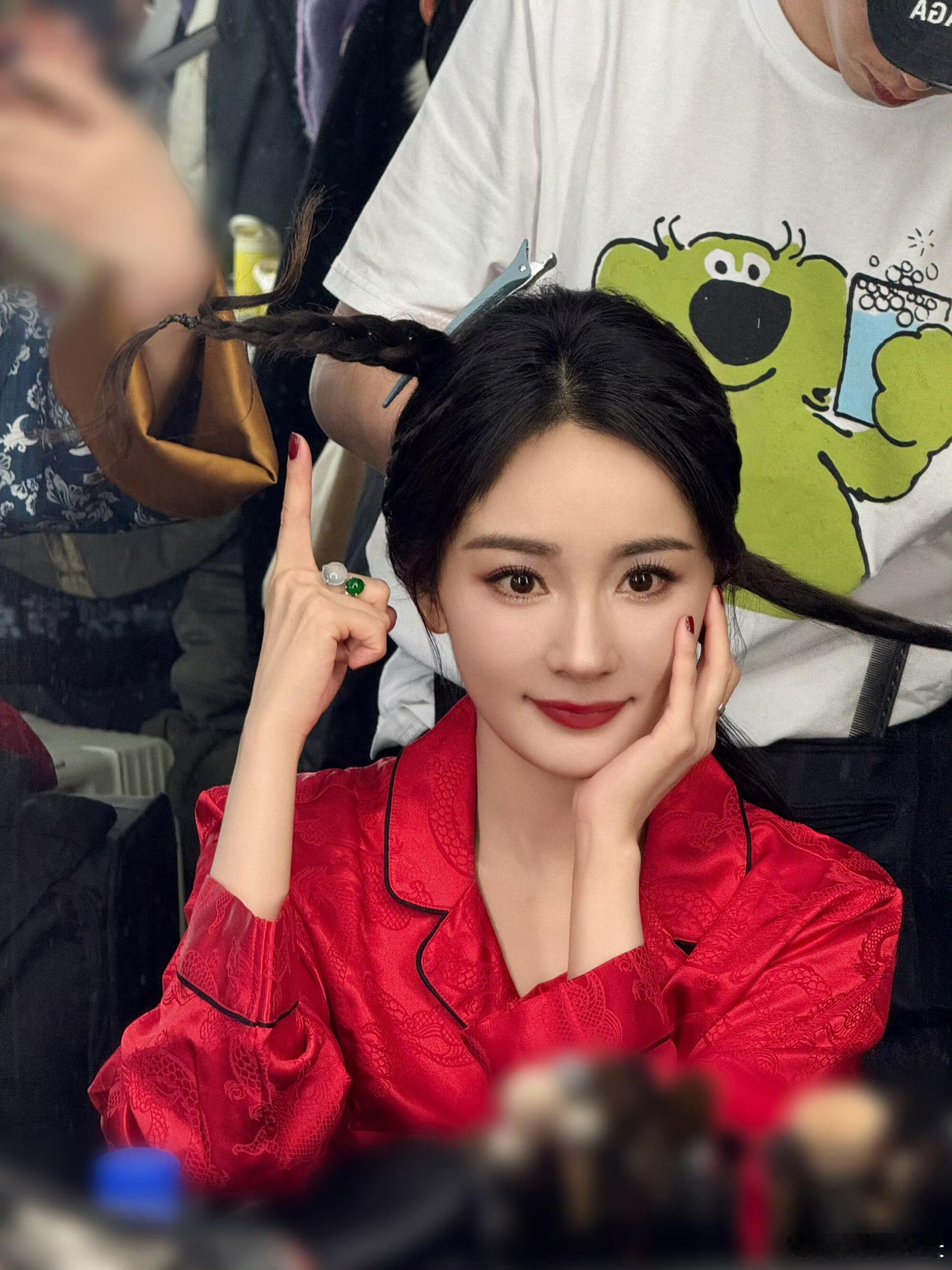 杨幂才是那个最该开演唱会的人被杨幂唱的这两句给迷晕了，杨歌手又又又又开嗓了随地大