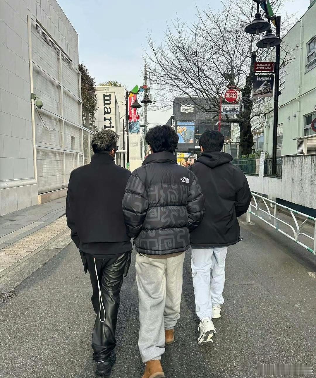 谢霆锋和两个儿子背影照 他俩小时候真的好可爱啊，一会就长这么大了，都比谢霆锋高了