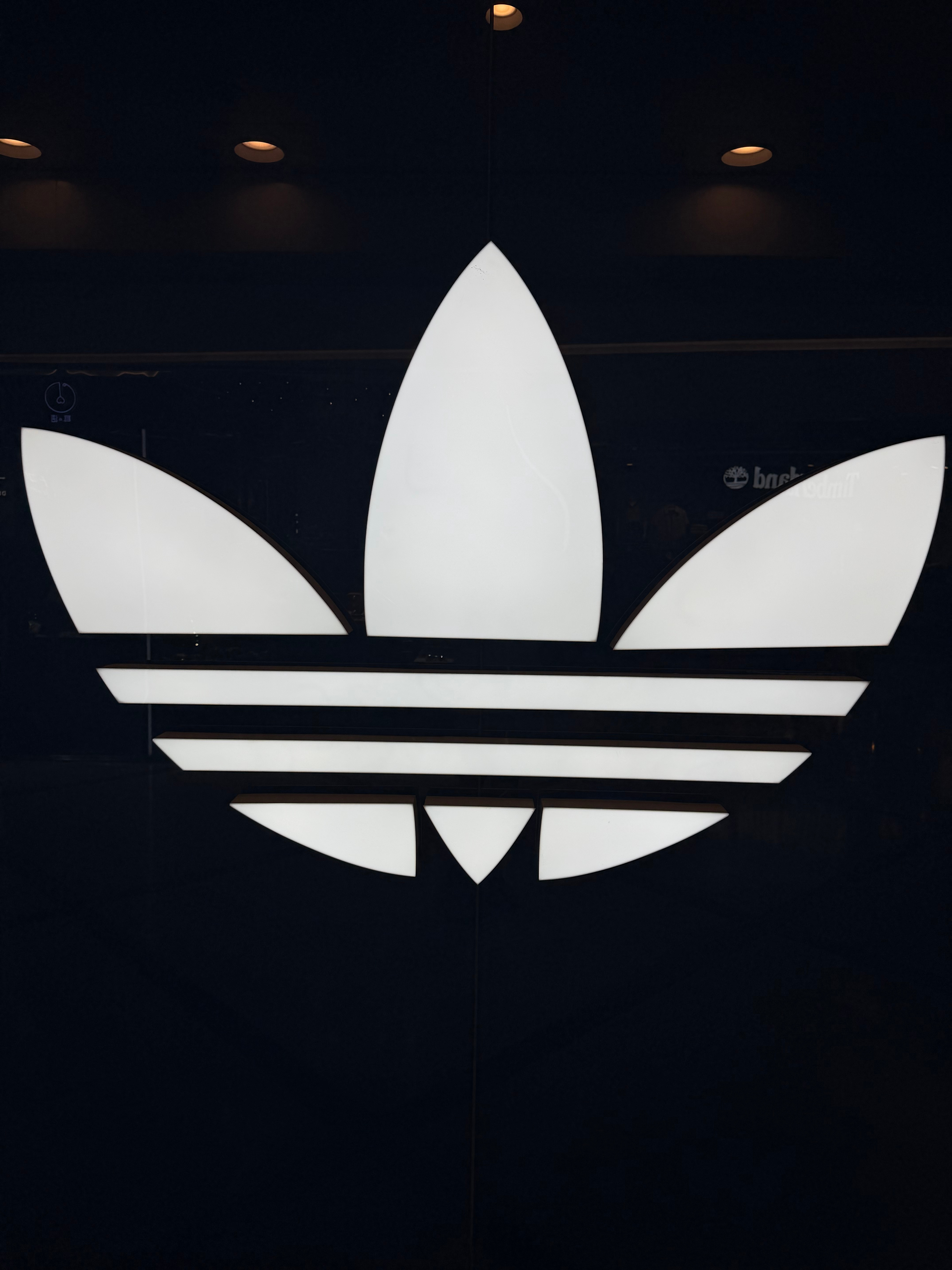 耐克将清退中国数千家在线经销商 一定程度上也说明一个问题吧，那就是线上耐克也卖不