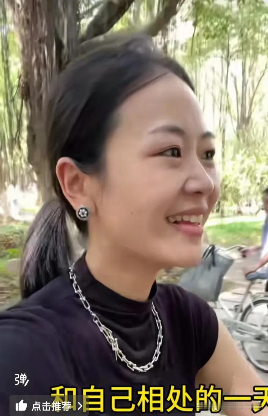 梦丹终于更新视频了。视频中的也是自己一个人，并且文案也有点奇怪，人最终都是和自己