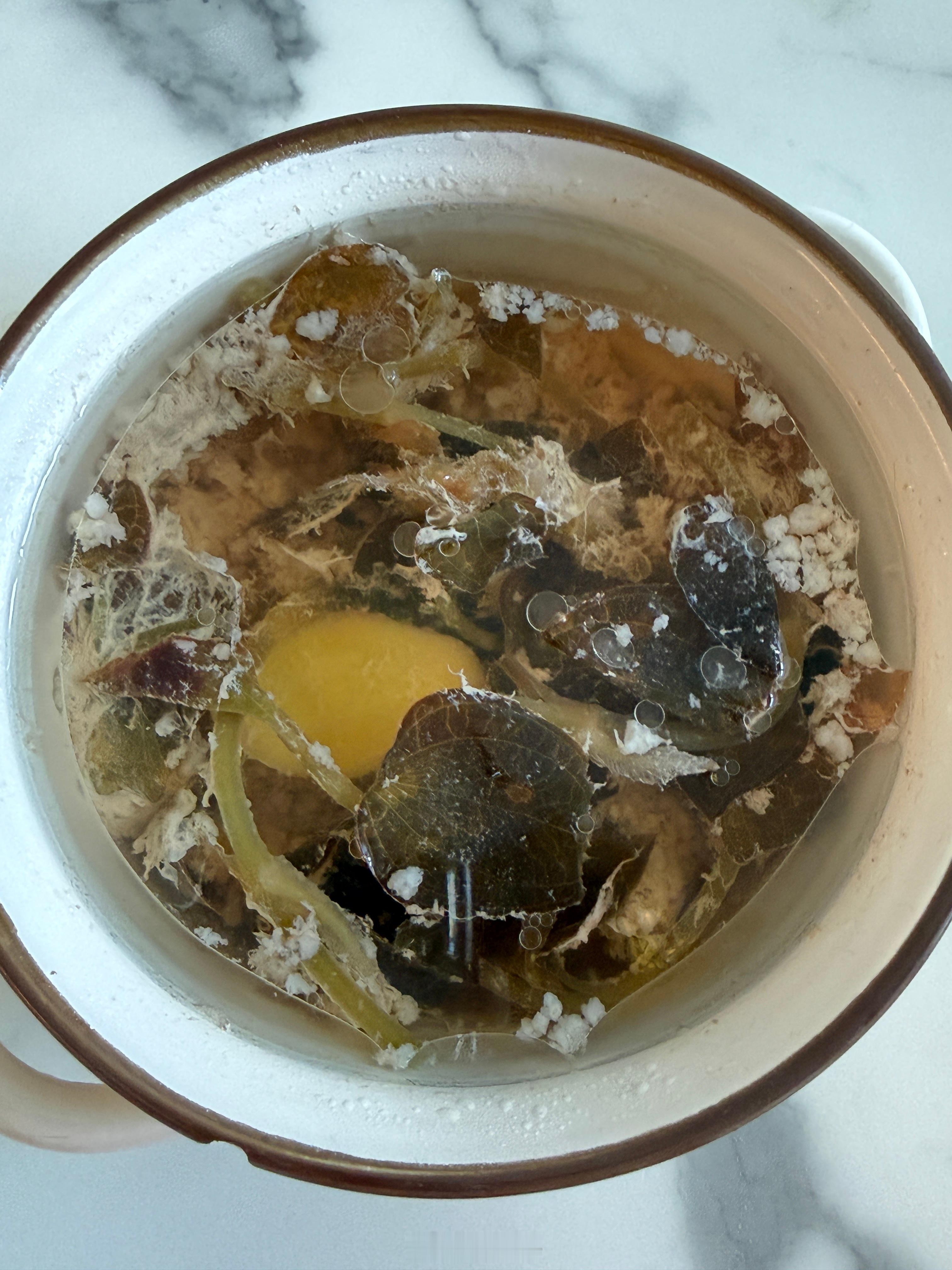 吃饭了，就三个菜，因为高贵的旅蛙基本不吃家里的饭了，就吃水煮蛋和沙拉。金线莲肉泥