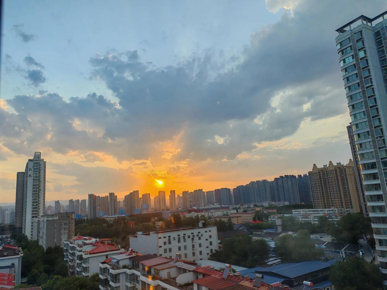看，太阳回家了。