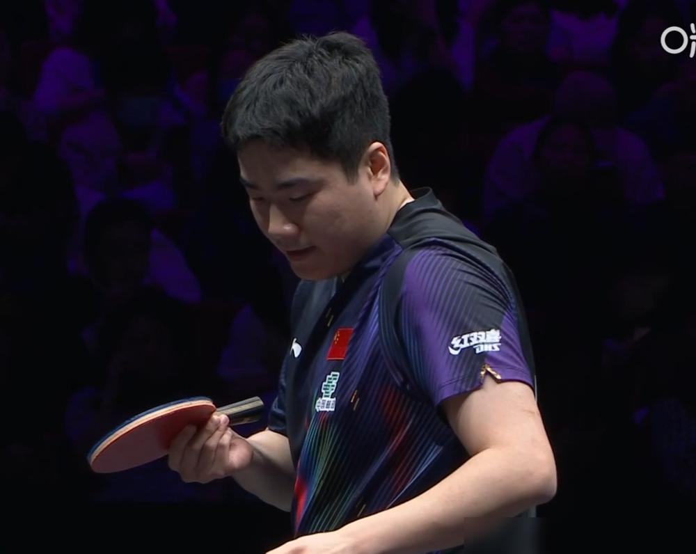 2-0拿到赛点，向鹏却连丢三局崩盘。
第二局8：4落后时，他攥拍指节发白，正手