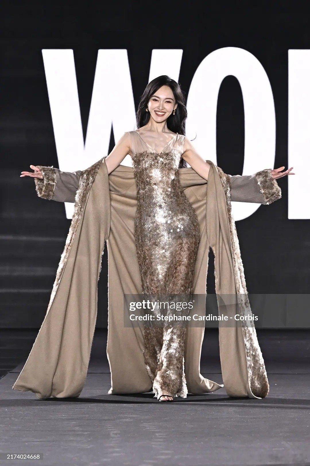 巴黎时装周唐嫣的状态，怎么有种选美大赛的感觉[允悲] ​​​