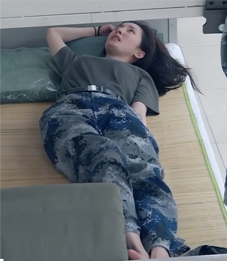 难怪杨幂爸妈小时候舍不得打她 杨幂早期真人秀，素颜好抗打 
