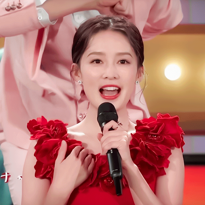 李沁现身春晚首次联排不知道为第几次上春晚了，这样的美女多上春晚造福观众啊