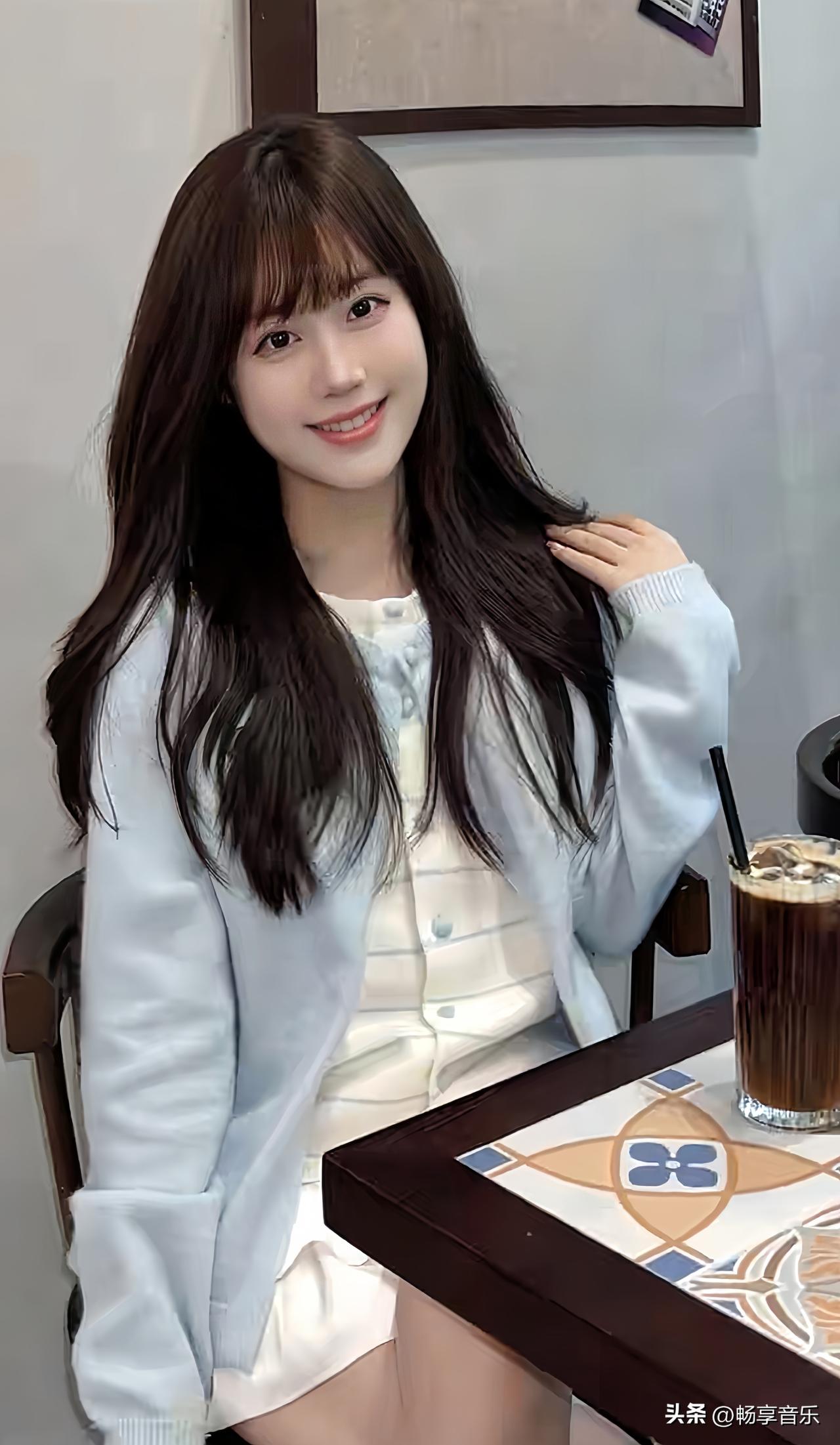 街角的咖啡馆，被她的笑声点亮了。阳光正好，笑容甜度超标，快乐正在超标！🧋😊甜