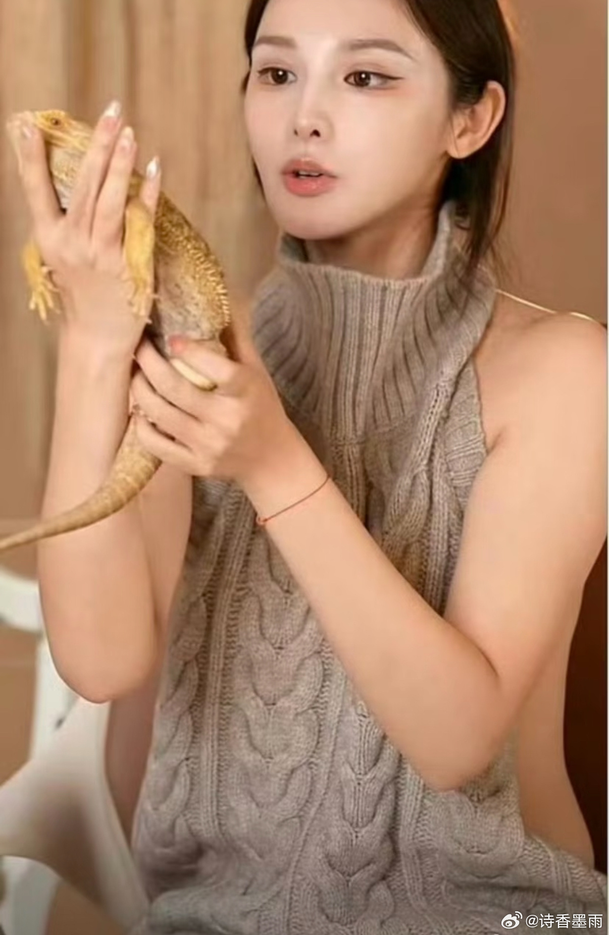 彭小苒方称已严控不当画面扩散这个衣服真的，如果有内衣的话还好，没有的话确实要小心