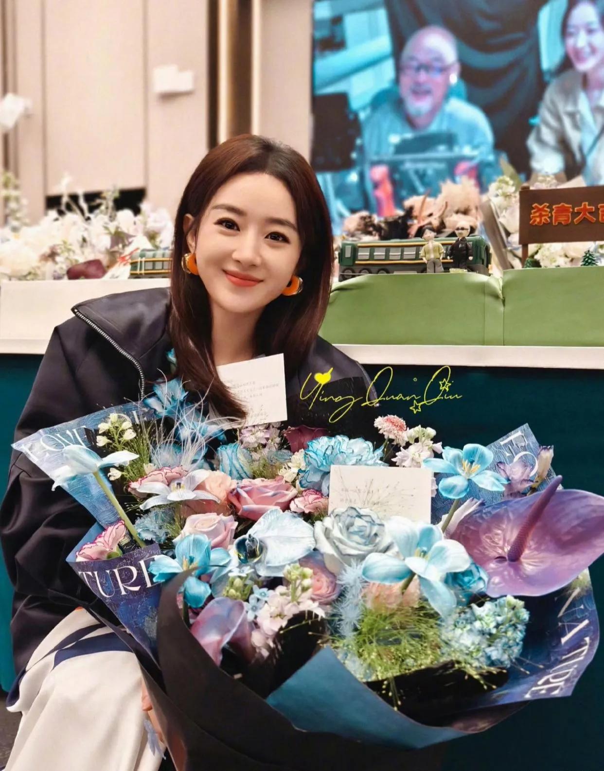 赵丽颖最新悬疑剧《在人间》杀青了，戴着两个大耳环的颖宝笑容灿烂好美呀。为贾小朵杀