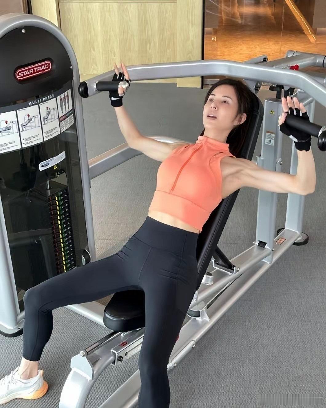 李若彤晒素颜健身照李若彤晒腹肌马甲线漂亮性感的腹肌马甲线展示出来，好爱看 ​​​
