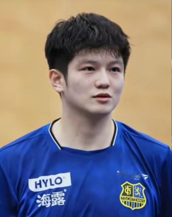 樊振东德国打联赛
几个新变化
第一新发型
时尚又适合

第二新标签
Funny